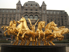 东北八匹马雕塑景观